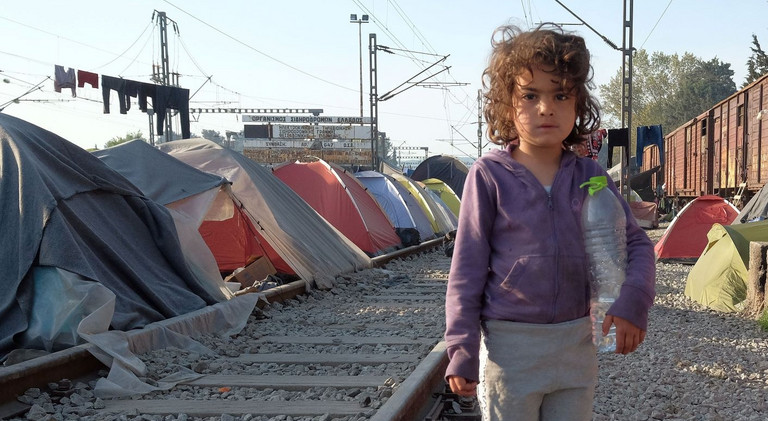 Kleines Mädchen in Flüchtlingslager in Idomeni/Griechenland 