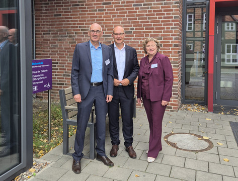 Paul Philipps, Rüdiger Schuch und Henrike Regenstein vor dem Wichernsaal in Schwerin