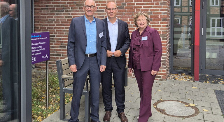 Paul Philipps, Rüdiger Schuch und Henrike Regenstein vor dem Wichernsaal in Schwerin