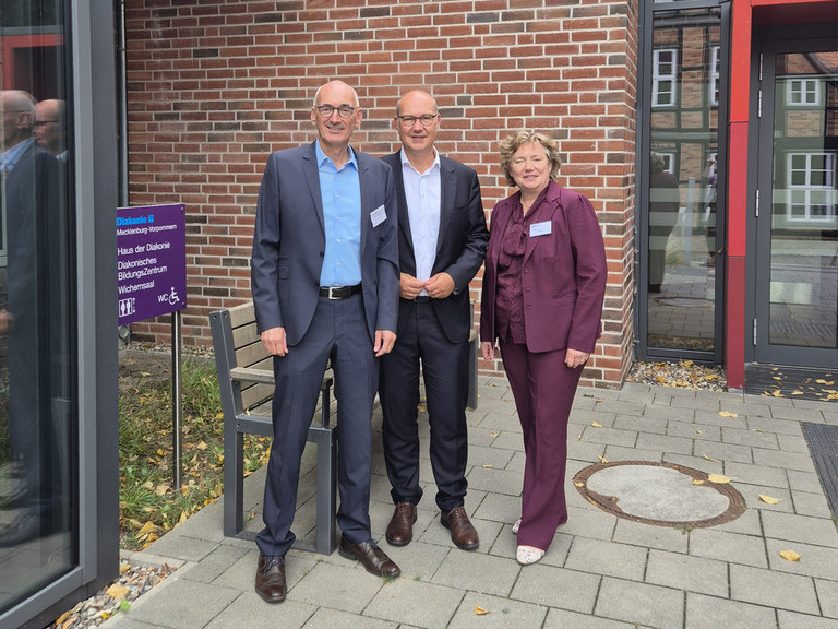 Paul Philipps, Rüdiger Schuch und Henrike Regenstein vor dem Wichernsaal in Schwerin Paul Philipps, Rüdiger Schuch und Henrike Regenstein vor dem Wichernsaal in Schwerin