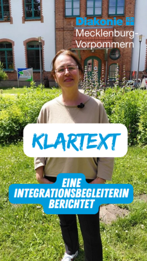Eein Frau mit Brille steht vor einem historischen Gebäude in der Sonne. auf dem Bild steht: Klartext. Eine Integrationbegleiterin berichtet.