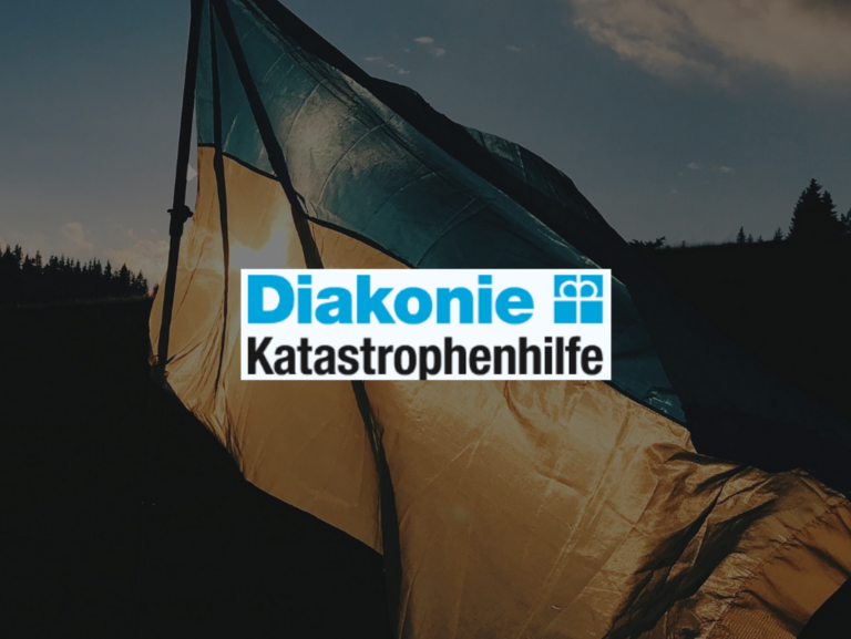 Fahne der Ukraine davor Schriftzug Diakonie Katastrophenhilfe