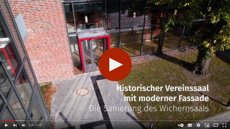Sceenshot des Youtube-Films "Historischer Vereinssaal mit moderner Fassade" Luftbild des Wichernsaal-Eingangs vom Stephanushof aus
